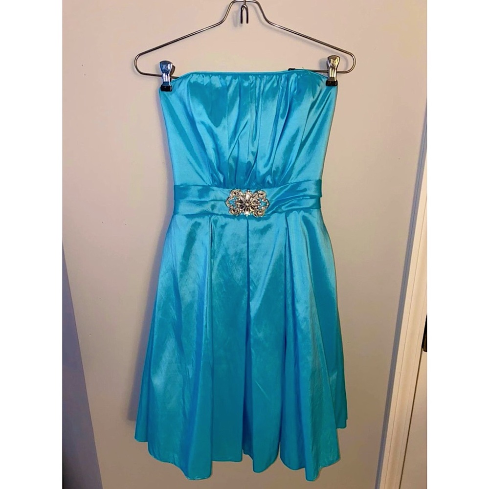 Junior’s Formal Strapless Dress
